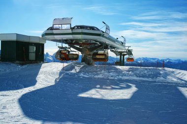 Bir tepeye içinde Dolomites, İtalya için Kaldır