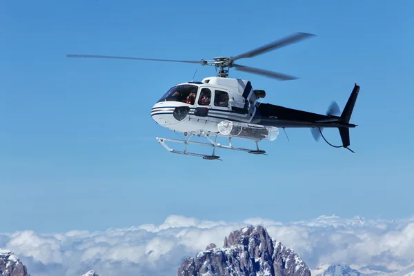 Natursköna helikopter flyger över topparna av Marmolada, framför repet till toppen av hytten. Italien — Stockfoto