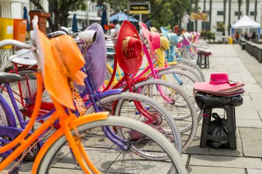 Renkli Bisiklet Jakarta'nın tarihi kent meydanında Fatahilah Kiralık dizilmiş. Bisiklet ziyaret yerli halk ve turistler hem arasında popüler.