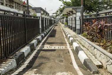 Jakarta - eski otobüs istasyonu, otobüs için koridor. Java Adası. Endonezya.