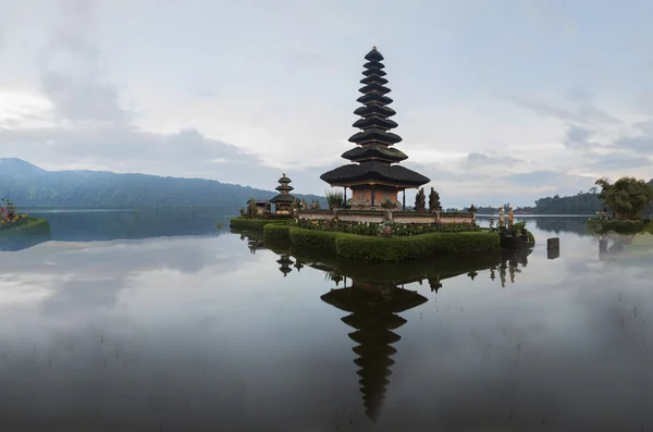 Pura ulun danu bratan tempel op bali, Indonesië — Stockfoto