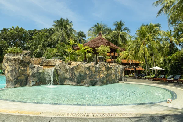 Kuta Beach palm kabát, luxusní resort s plaveckým bazénem. Bali, Indonésie — Stock fotografie