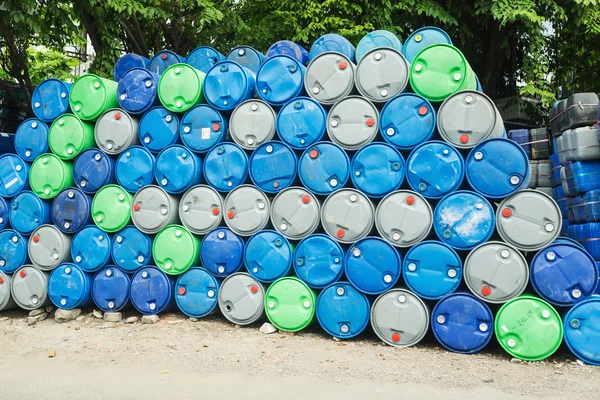 Barris de óleo azul, cinza e verde em uma pilha — Fotografia de Stock