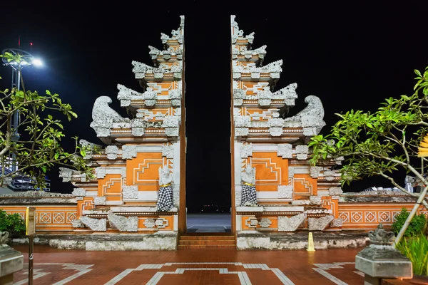 Схід центральним входом в храм Балі, Індонезія. — стокове фото