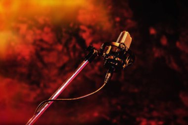 Renkli arka plan mikrofonu. Retro mikrofon. Sahnede bir mikrofon. Bir bar. Bar mı? Restoranda. Tam bir klasik. İyi akşamlar. Gece şovu. Avrupa restoranı. Avrupa barı. Amerikan restoranı. Amerikan barı.