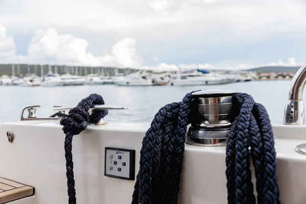 Détail Une Corde Ancrage Sur Yacht Noeud Amarrage Sur Bateau Photo De Stock