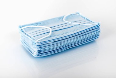 Beyaz arka planda tıbbi maske. Coronavirus kirliliği koruması, virüs, grip ve sağlık hizmetleri ve cerrahi kavramlar. COVID-19 SARS 'a karşı koruma.