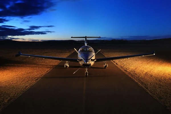 Einzelnes Turboprop-Flugzeug am Boden — Stockfoto