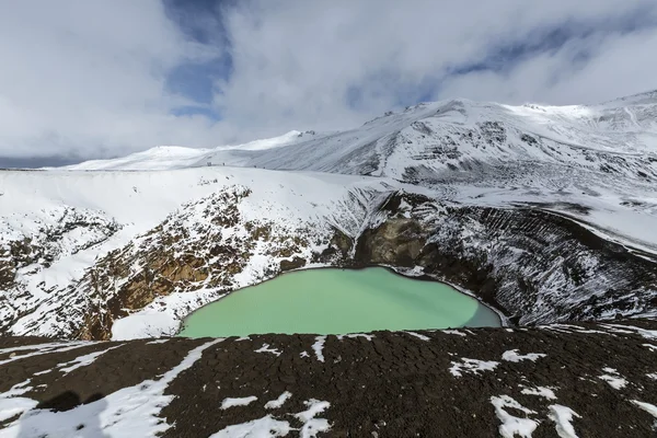 El volcán gigante Askja ofrece vistas a dos lagos del cráter. El más pequeño, de color turquesa se llama Viti y contiene agua geotermal caliente. Bajo la nieve . — Foto de Stock