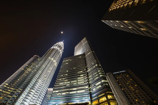吉隆坡，马来西亚-2014 年 3 月 11 日。双子塔在夜间对 2014 年 3 月 11 日在吉隆坡举行. — 图库照片
