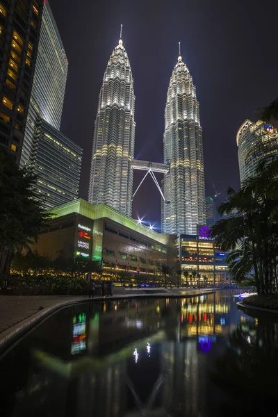 KUALA LUMPUR, MALAYSIA - 11 martie 2014. Turnurile Gemene Petronas noaptea, 11 martie 2014, în Kuala Lumpur . — Fotografie, imagine de stoc