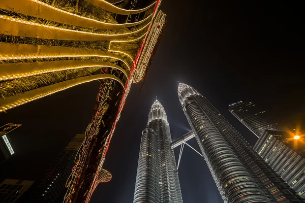 Kuala Lumpur, Maleisië - 11 maart 2014. Petronas Twin Towers bij nacht op 11 maart 2014 in Kuala Lumpur. — Stockfoto