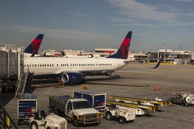 Uçak, Havaalanı terminal görünümden. Uçağa.