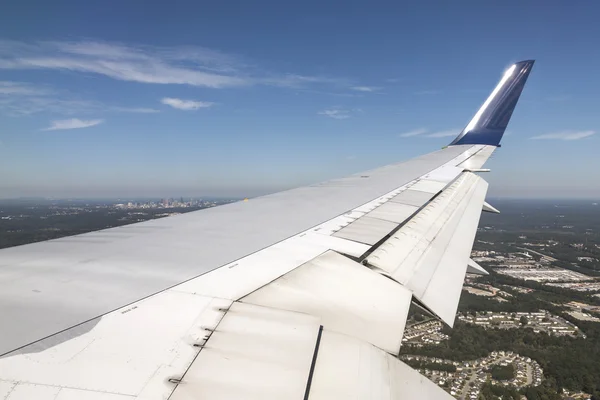 飞机在亚特兰大市与翅膀降序 — 图库照片