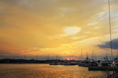 Deniz günbatımı ve lüks yat,