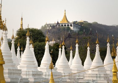 Altın sandamuni pagoda beyaz pagodadan sıra ile.
