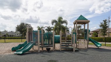 Slaytlar ve tırmanma çerçeve ile Bahçesi