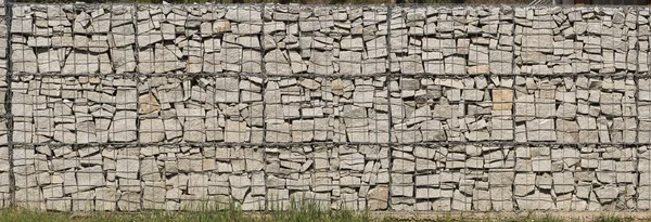 Gabion ściany wykonane z szarymi kamieniami — Zdjęcie stockowe