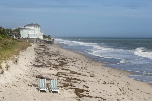 Зелені стільці і синій літній пляжний будинок . — стокове фото