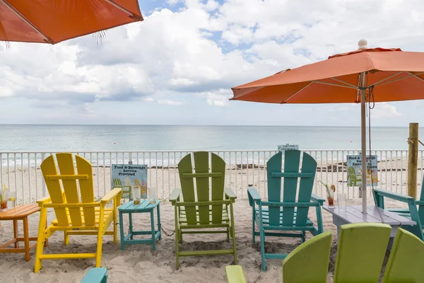 Sillas verdes y casa de playa de verano azul . — Foto de Stock
