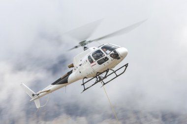 Dolomites içinde taşımaya helikopter