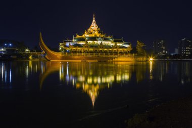 Alacakaranlık mavna Karaweik salonu Kandawgyi Gölde yüzen