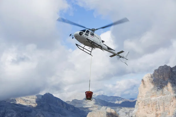 Helikopter i luften medan flygande — Stockfoto