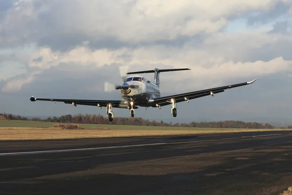단일 터보프롭 항공기, 항공기 착륙 — 스톡 사진