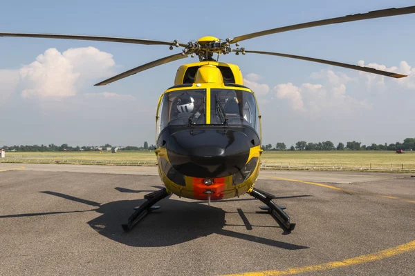 Helicóptero de resgate no chão no aeroporto — Fotografia de Stock