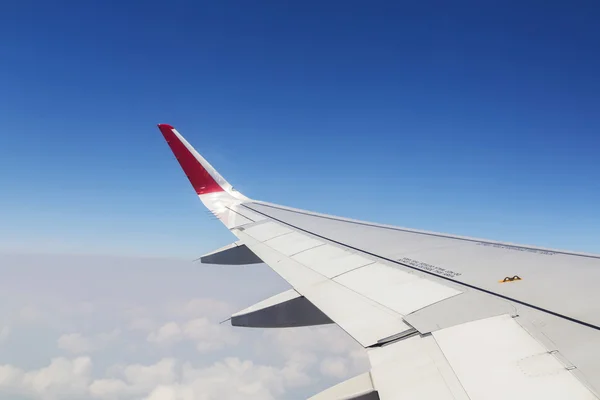 Aircraft wing on the clouds, flying background — Stock Photo, Image