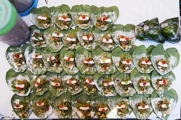 Betels sokakta yapma. Areca somun ve çiğnenmiş ve sonra dışarı tükürdü tembul yaprak sarılı baharat.