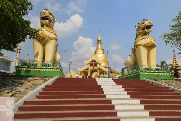 La pagode Maha Wizara a été construite en 1980 pour commémorer la convocation de toutes les sectes de l'ordre monastique bouddhiste . — Photo