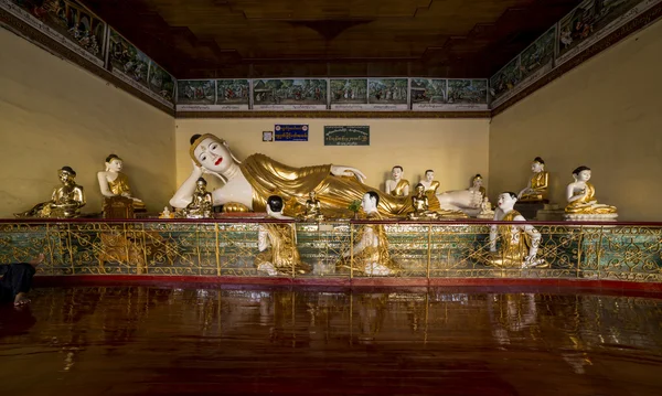 Ležící Buddha a 10 malých mnichů kolem pagoda Swe Dagon — Stock fotografie