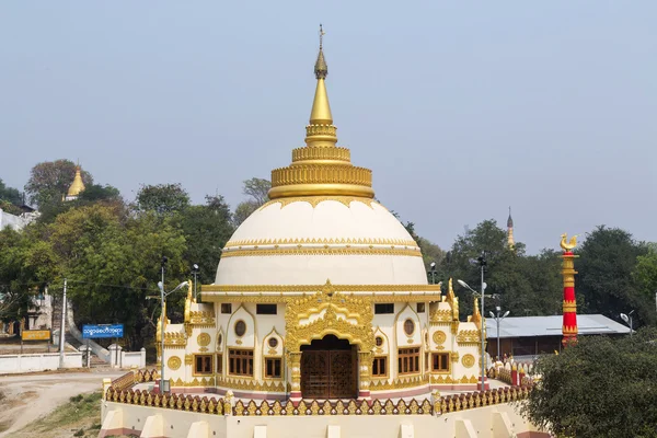 Cette pagode offre la meilleure vue sur la colline Sagaing près de la rivière Ayeyarwaddy depuis le pont Inwa — Photo