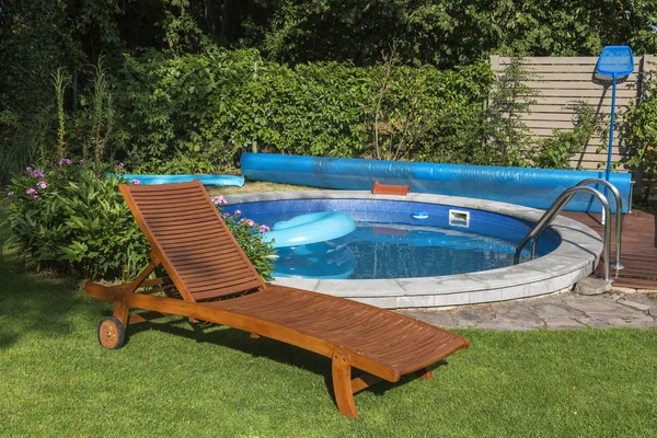 La piscina en el jardín —  Fotos de Stock