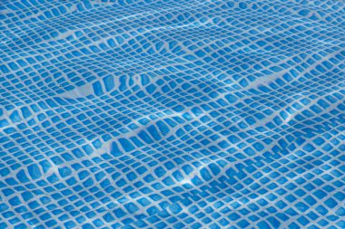 çocuklar için çim üzerinde mavi kauçuk havuz