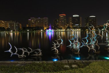 Orlando Gölü Eola gece ve kuş heykeli