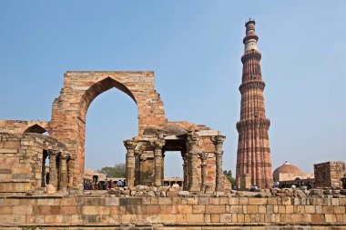 Yeni Delhi'de Qutub Minar Kulesi