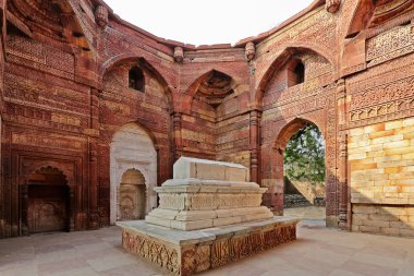 qutub minar Delhi'de, yazıtlı İslami mezar