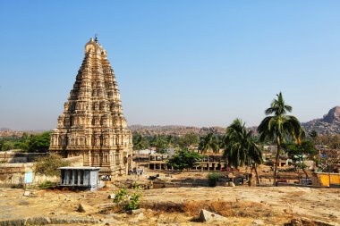 Hampi, Karnataka mavi gökyüzünde tapınakta Resul
