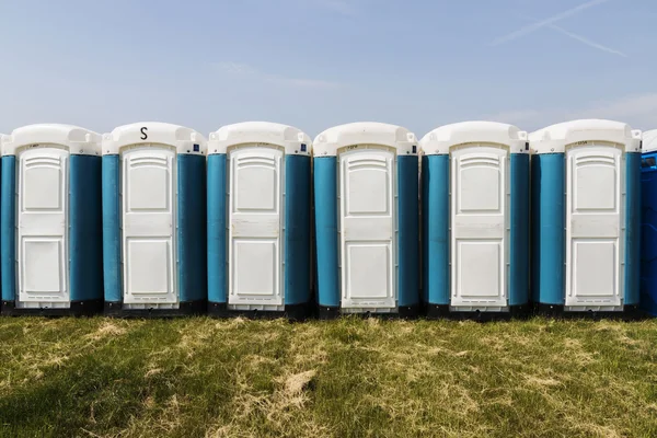 Longa fila de banheiros móveis — Fotografia de Stock