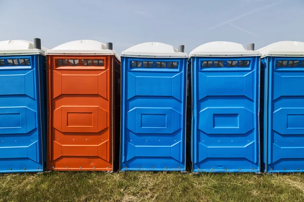 Lång rad med mobila toaletter — Stockfoto
