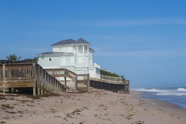 Sillas verdes y casa de playa de verano azul . — Foto de Stock