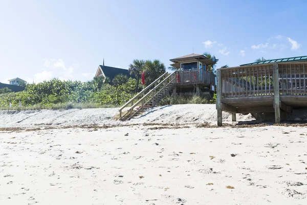 Зелені стільці і синій літній пляжний будинок . — стокове фото