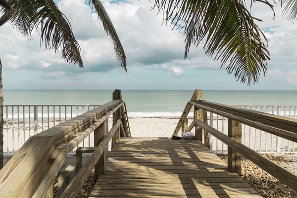 Grüne Stühle und blaues Sommerhaus am Strand. — Stockfoto