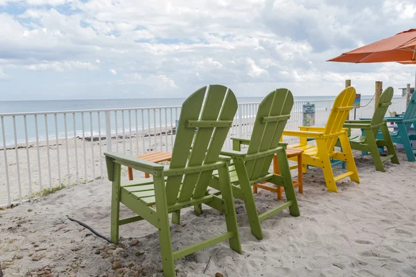 Sillas verdes y casa de playa de verano azul . — Foto de Stock