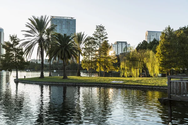 Puesta de sol sobre el lago Eola. Orlando Lago Eola.FLORIDA —  Fotos de Stock