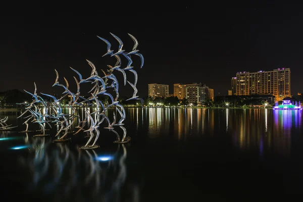 Orlando Lago Eola en la noche y escultura de aves — Foto de Stock