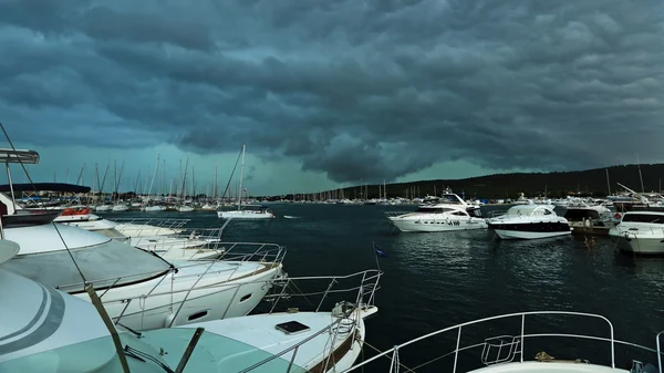 Der Sturm über dem Hafen mit den Yachten — Stockfoto