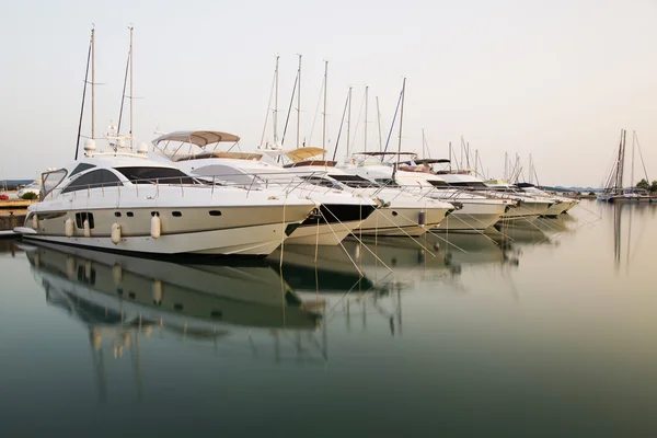 Super Yates amarrados en Sukosan Harbor cerca de Zadar, Croacia — Foto de Stock